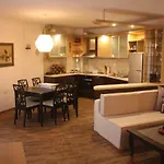 Square Apartment *