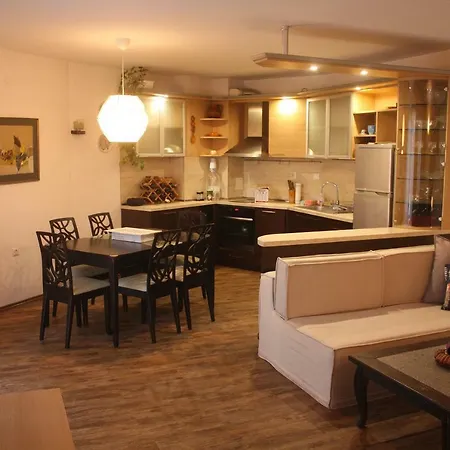 Square Apartment *